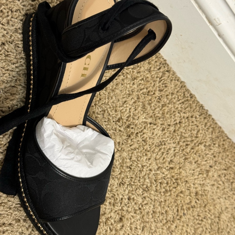 Black with gold accents wedges - Picture 6 of 9